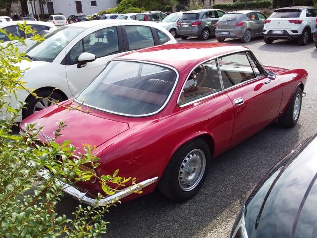 www.targhenere.net/gallery2/wp-content/uploads/2024/07/alfa_romeo_giulia_gt_1300_junior_1973_3.jpg