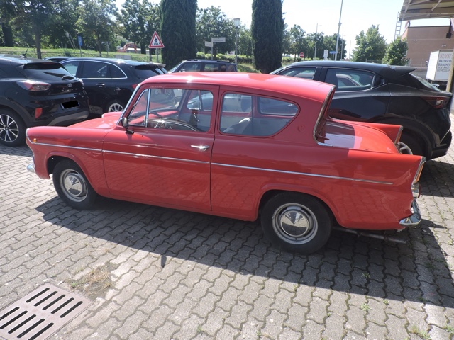 www.targhenere.net/gallery2/wp-content/uploads/2024/07/ford_anglia_deluxe_giu24.jpg