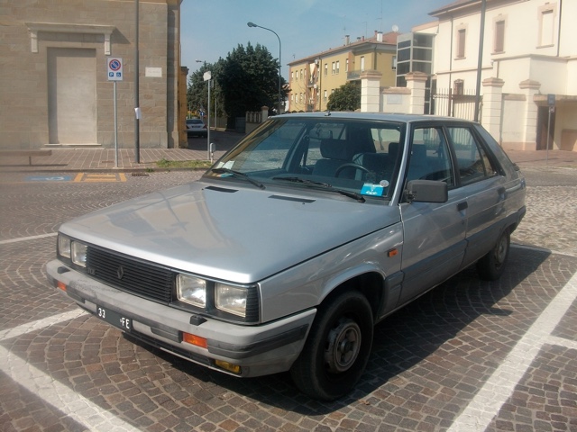 www.targhenere.net/images/002/renault_11_-_fe_33_-_fronte_zpskrqsirhj.jpg